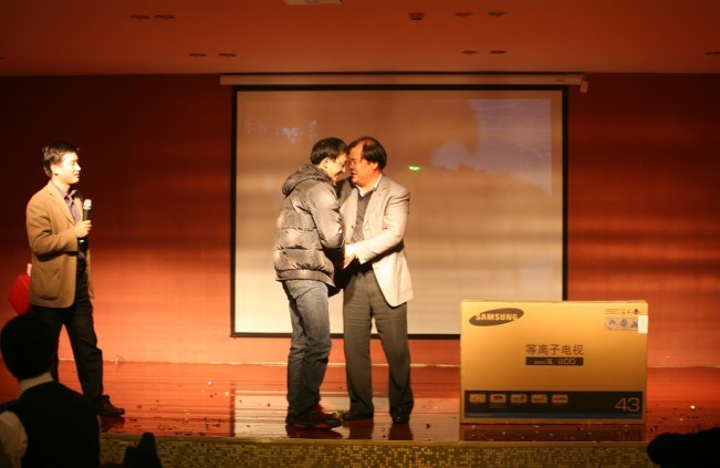 韩书记颁发特等奖奖品 韩书记颁发特等奖奖品