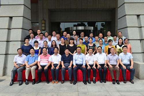 ^制药装备协会领导与企业高管合照 ^制药装备协会领导与企业高管合照