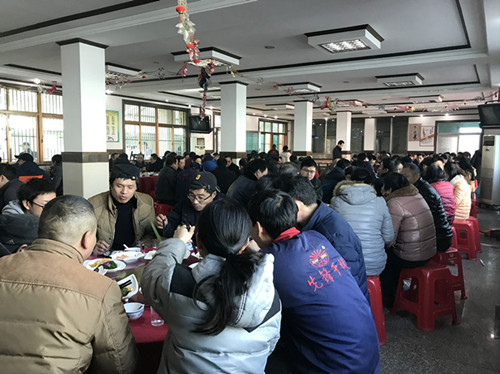 先锋全体员工齐聚餐厅吃年夜饭3