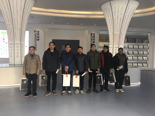 董事长谢洪清、总经理查协芳给全体员工发放礼品6