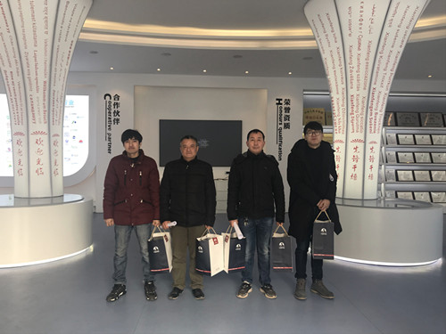 董事长谢洪清、总经理查协芳给全体员工发放礼品5