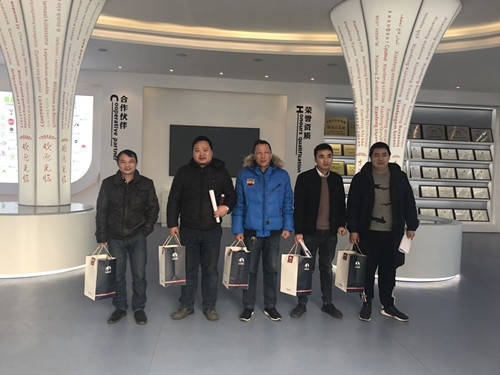 董事长谢洪清、总经理查协芳给全体员工发放礼品13