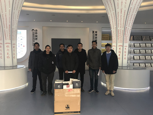 董事长谢洪清、总经理查协芳给全体员工发放礼品4