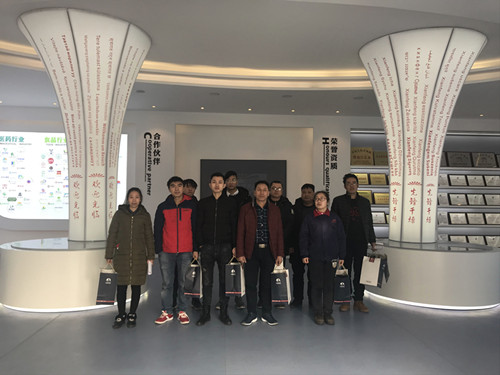 董事长谢洪清、总经理查协芳给全体员工发放礼品12