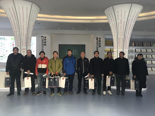 董事长谢洪清、总经理查协芳给全体员工发放礼品9