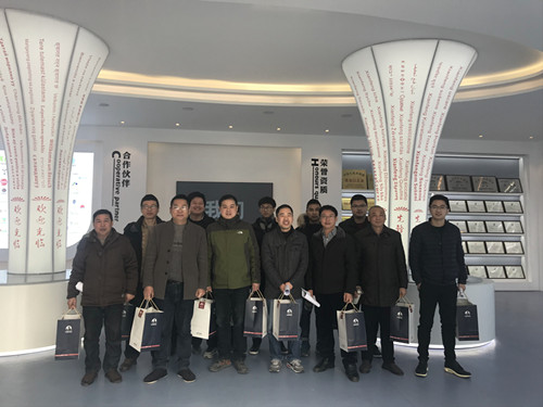 董事长谢洪清、总经理查协芳给全体员工发放礼品3