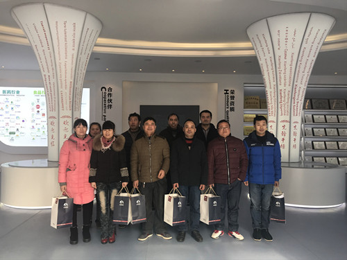 董事长谢洪清、总经理查协芳给全体员工发放礼品11