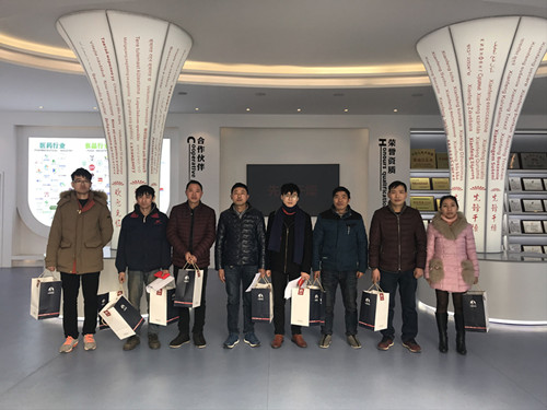 董事长谢洪清、总经理查协芳给全体员工发放礼品8